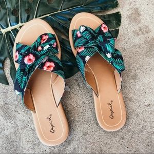 LAST 1🔥Comfort Leaf slip on sandals sz 8